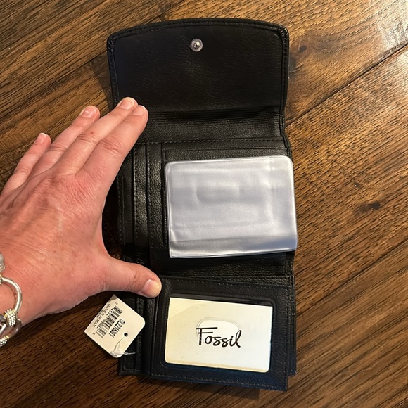 NWT Fossil black leather wallet - Picture 3 of 4